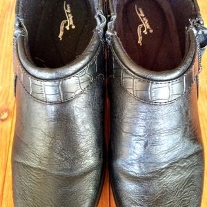 Easy Street womens size 8 side zip black faux leather shoes